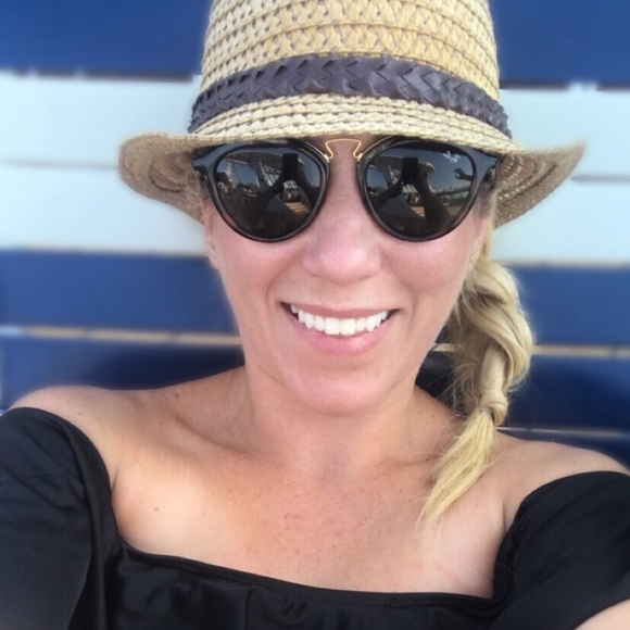 Meet your Posher, Dani 👱🏼‍♀️ - Picture 2 of 2